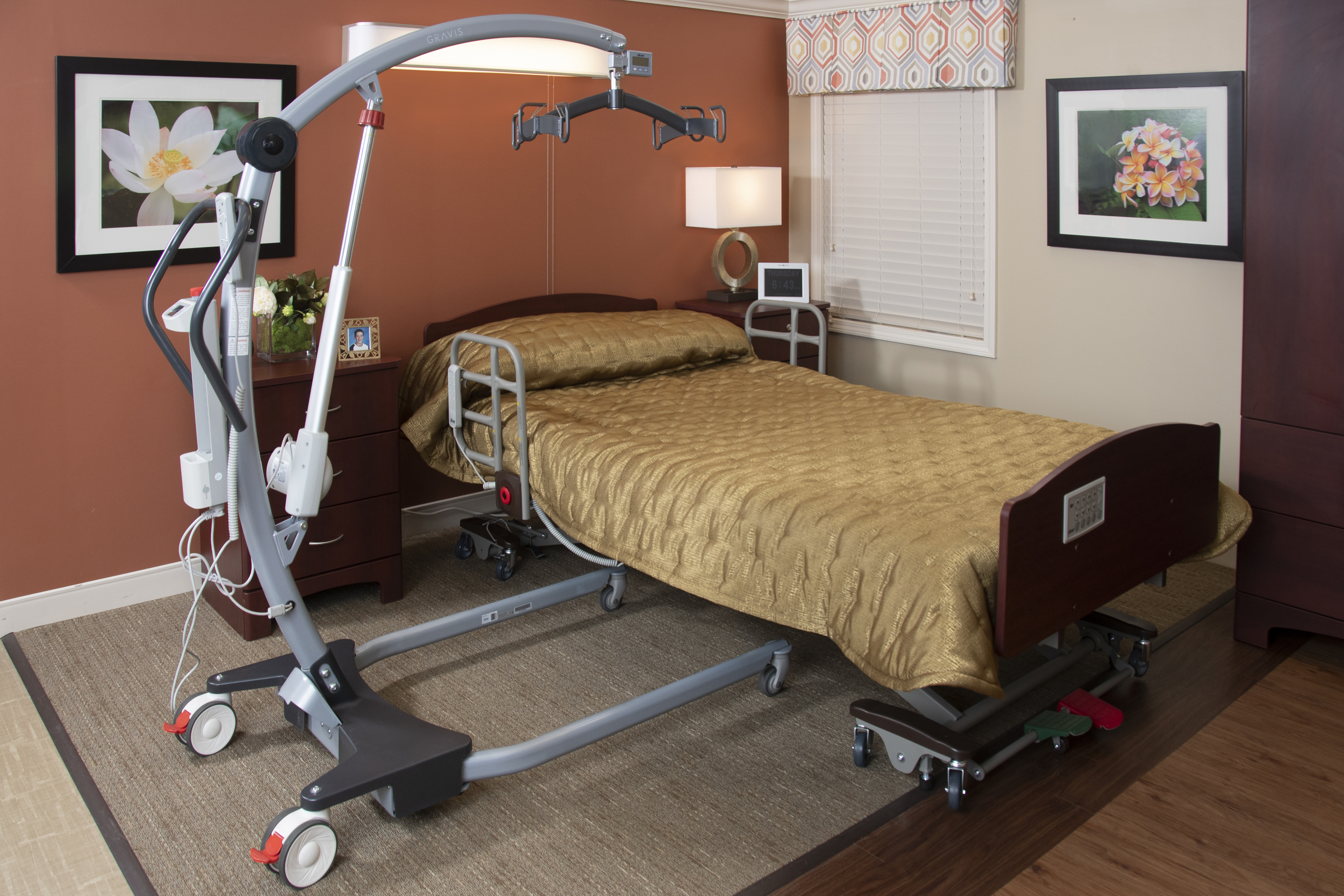 Long Term Care Fully Adjustable Trendelenburg Low Bed